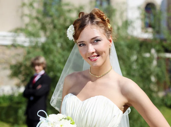 Porträtt av en ung brud i en vit klänning — Stockfoto