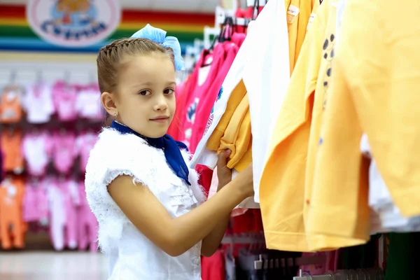 Ung kvinna gör shopping — Stockfoto