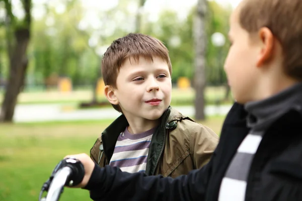 Yeşil parkta bisikletle evlat — Stok fotoğraf