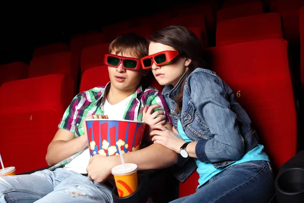 Giovane coppia nel cinema guardando film — Foto Stock
