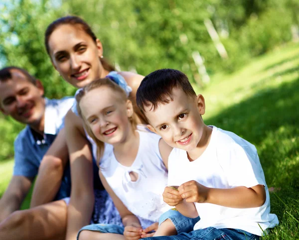 Famille avec deux enfants dans le parc d'été — Photo