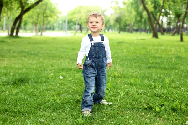 Portret chłopca w parku — Zdjęcie stockowe