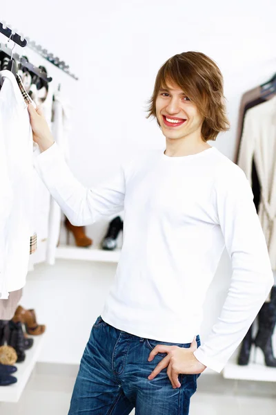 Mladý muž dělá nakupování — Stock fotografie