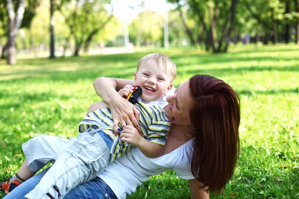 夏の公園で彼女の息子を持つ若い母親 — ストック写真