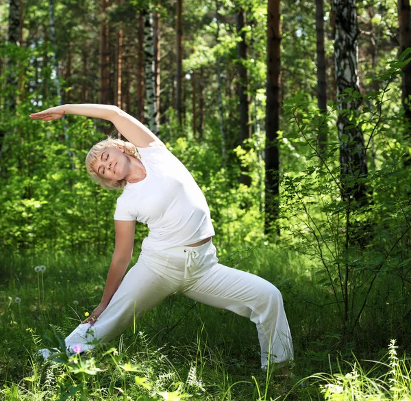 Starsza kobieta ćwiczy jogę. — Zdjęcie stockowe