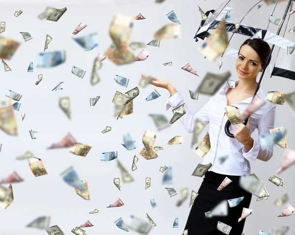 Mujer de negocios bajo lluvia de dinero con paraguas — Foto de Stock