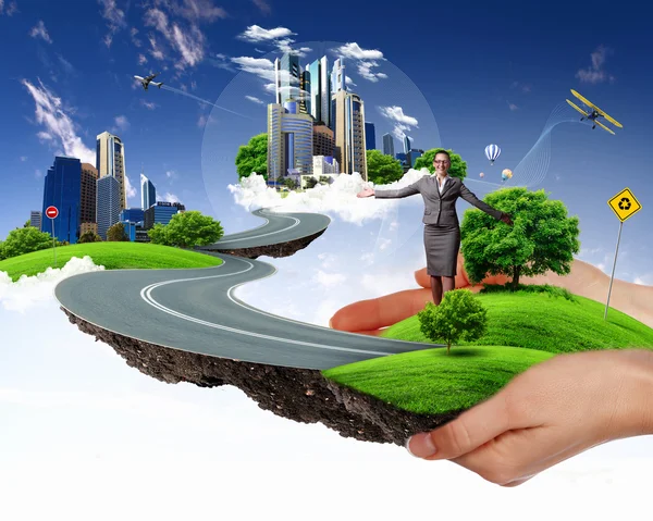 Ludzką ręką trzymając zielony krajobraz — Zdjęcie stockowe