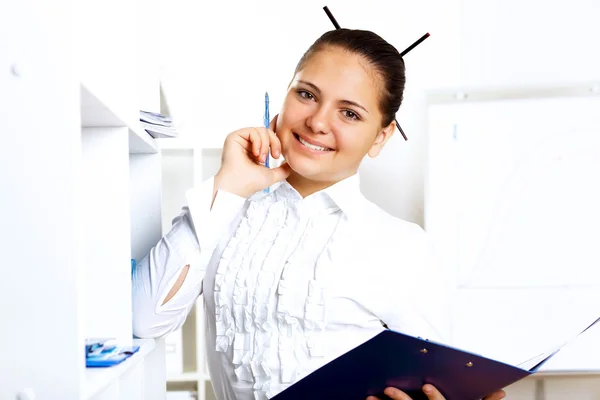 Junge schöne Frau in Businessbekleidung bei der Arbeit — Stockfoto