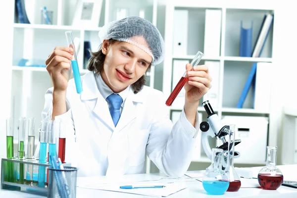 Mladý vědec pracující v laboratoři — Stock fotografie