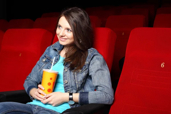 Junges Mädchen im Kino Film ansehen — Stockfoto