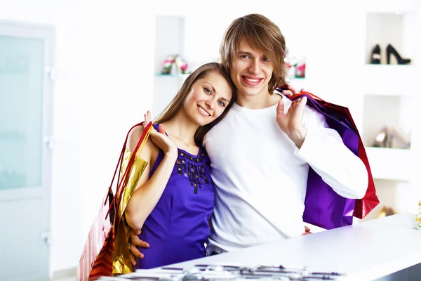 Ungt par gör shopping tillsammans — Stockfoto