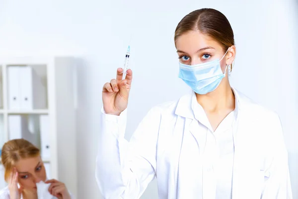Sjuksköterska med spruta gör vaccinering i office — Stockfoto