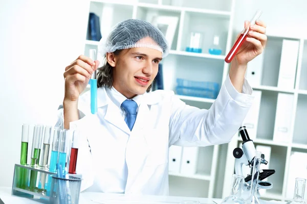 Jeune scientifique travaillant en laboratoire — Photo