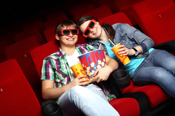 Mladý pár v kině díval na film — Stock fotografie