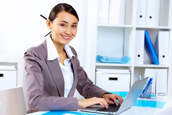 Ung kvinna i business slitage arbetar på kontor — Stockfoto