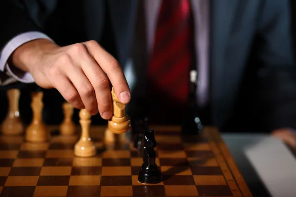 Бізнесмен гри в шахи — стокове фото