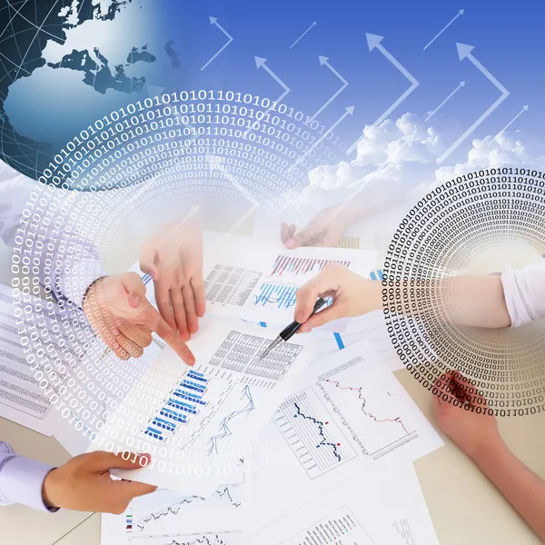 Finanz- und Geschäftsdiagramme und Grafiken — Stockfoto