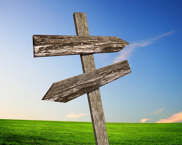 Бланширование дорожных знаков на фоне голубого неба
