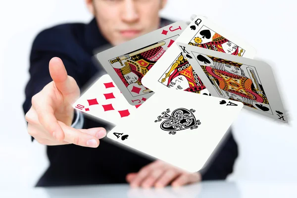 Mladý muž zobrazeno pokerových karet — Stock fotografie