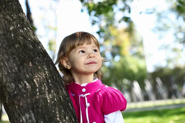 Маленькая девочка в летнем парке — стоковое фото