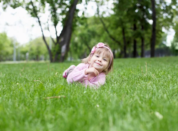 Portret van een klein meisje in de buitenlucht — Stockfoto