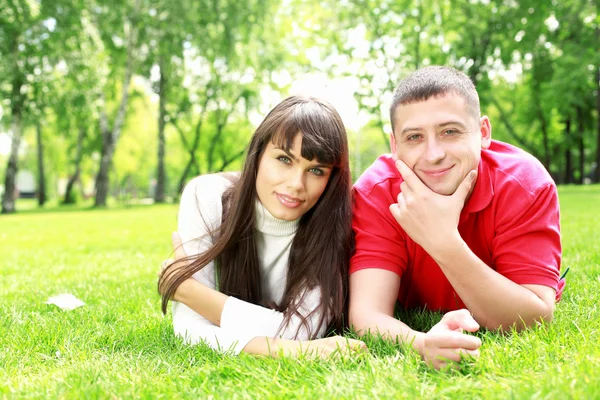 公園の若いカップルは — ストック写真