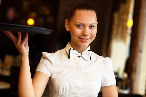 Ritratto di giovane cameriera con in mano un vassoio — Foto Stock
