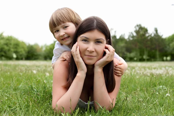 Itlle menina com sua mãe ao ar livre — Fotografia de Stock