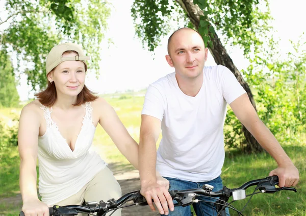 Jeune couple sur les vélos dans le parc — Photo