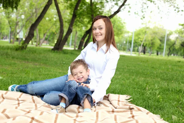 Madre con su hijo afuera —  Fotos de Stock