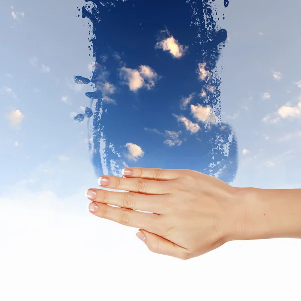 Raam met blauwe lucht en witte wolken — Stockfoto