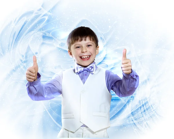 Счастливый мальчик в костюме — стоковое фото