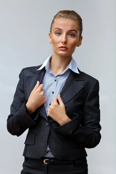 Porträtt av en affärskvinna i office — Stockfoto