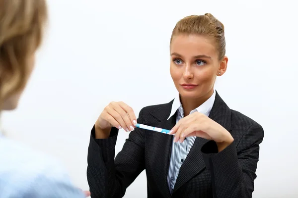 Porträt einer Geschäftsfrau im Amt — Stockfoto