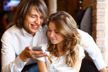 pareja con anillo de compromiso en un restaurante