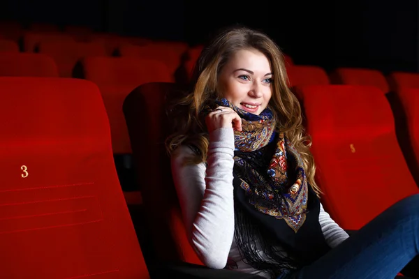 Jeune fille dans le cinéma regarder le film — Photo