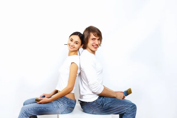 若いカップルは、一緒にペイント ブラシ — ストック写真