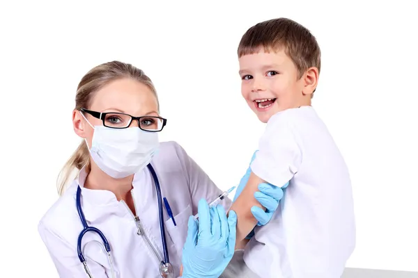Médico haciendo la inyección de vacuna al niño —  Fotos de Stock