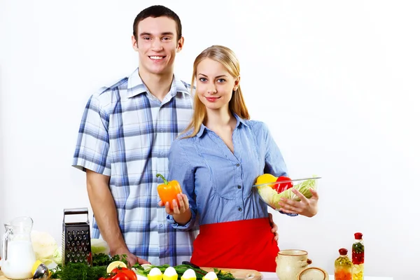 Man och hustru tillsammans coooking hemma — Stockfoto