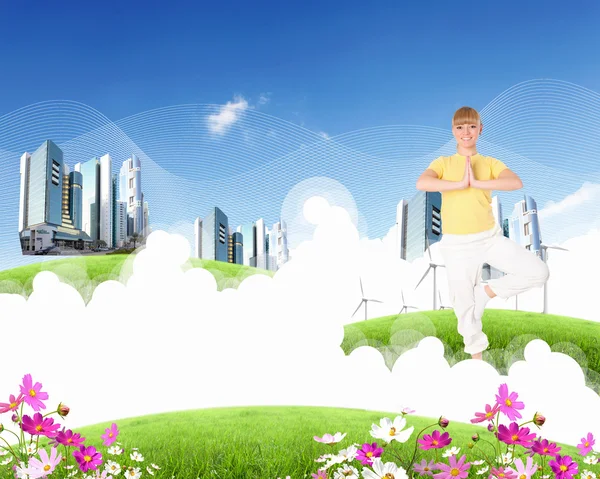 Ung kvinna gör yoga mot blå himmel — Stockfoto