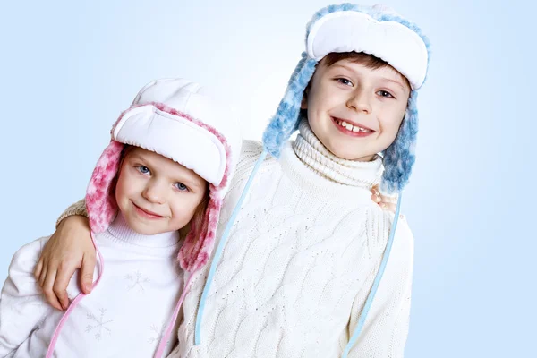 Criança no inverno desgaste contra fundo branco — Fotografia de Stock