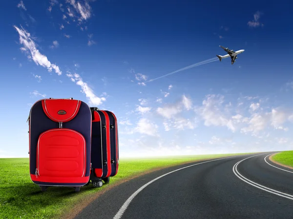 Kırmızı çanta ve uçak — Stok fotoğraf