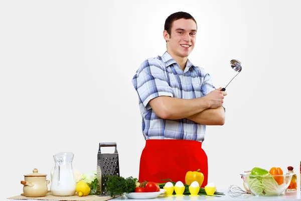 Hombre cocinando comida fresca en casa —  Fotos de Stock