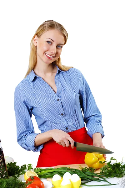 Donna che cucina pasto fresco a casa — Foto Stock