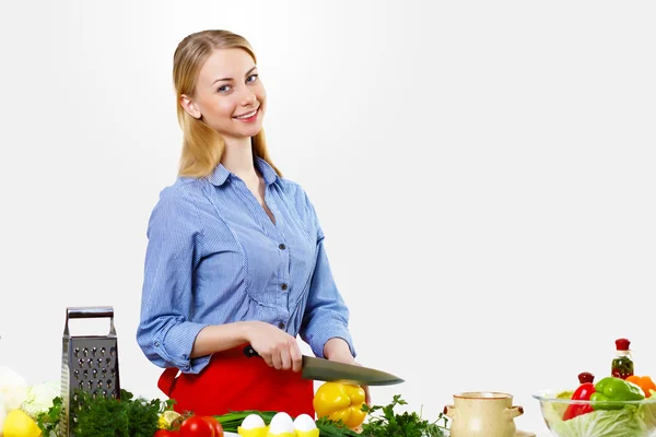 Mujer cocinando comida fresca en casa —  Fotos de Stock