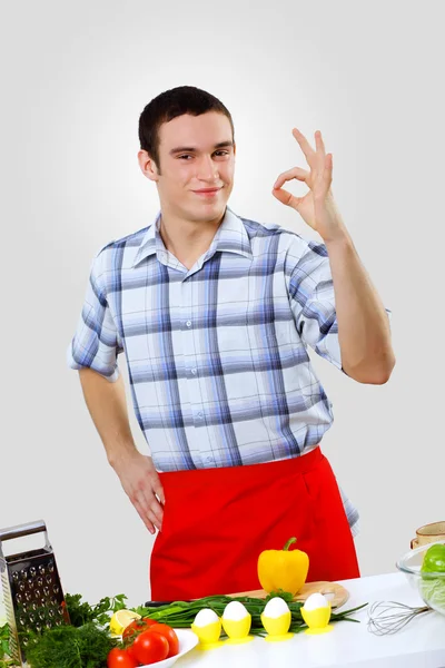 Mens koken verse maaltijd thuis — Stockfoto