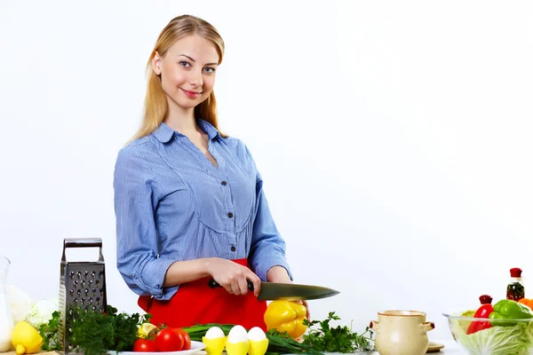 Vrouw koken verse maaltijd thuis — Stockfoto