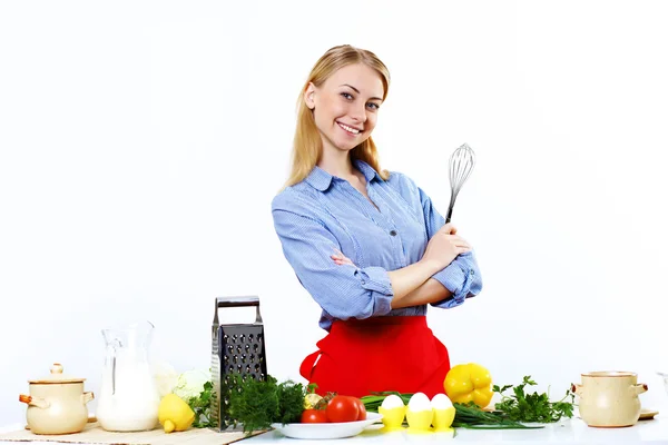 Mujer cocinando comida fresca en casa — Foto de Stock