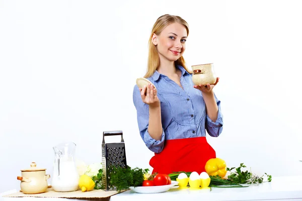 Donna che cucina pasto fresco a casa — Foto Stock