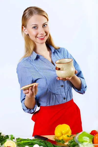 Женщина готовит свежую еду дома — стоковое фото